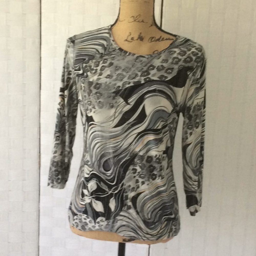 Woman’s Top by Peter Nygard Size S color Black and gray. #003##